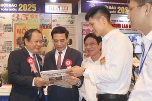 Bộ trưởng Phan Văn Giang, Bí thư Thành ủy Hà Nội Bùi Thị Minh Hoài thăm gian trưng bày báo Pháp Luật TP.HCM