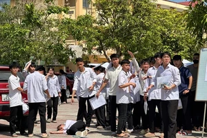 Làm xong bài thi tốt nghiệp môn Văn, nữ sinh ngất xỉu được nhân viên y tế hỗ trợ