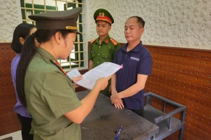 Khởi tố Trưởng Văn phòng đại diện của một Tạp chí với hai tội danh