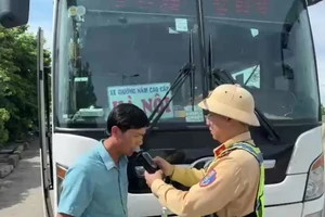 Nhận thay là người lái xe khách khi bị CSGT kiểm tra