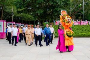 Ông Nguyễn Trọng Nghĩa dâng hoa, dâng hương tưởng niệm Chủ tịch Hồ Chí Minh và các Anh hùng liệt sĩ