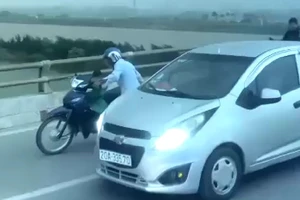 Clip ô tô chạy chậm trên cầu Hàn che gió bão cho xe máy