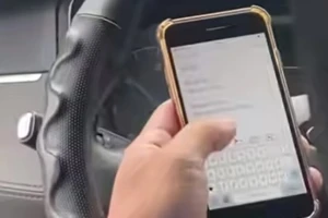Người dân quay clip tài xế xe khách dùng điện thoại khi lái xe gửi CSGT