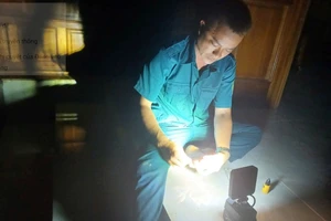 Chỉ huy trưởng quân sự xã buộc dây bơi ra giữa lũ dữ cứu sống 5 người 