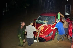 Người dân miền núi Nghệ An trắng đêm chạy lũ