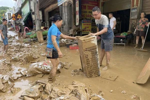 Lũ rút, người dân xót xa đào bới tài sản lẫn trong bùn đất 
