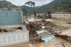 Hình ảnh xót xa lũ cuốn trôi Trạm Y tế xã Mỹ Lý xuống sông Nậm Nơn