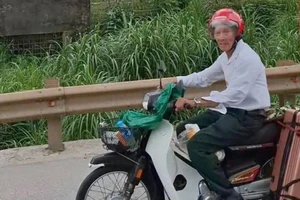 Cựu chiến binh Trần Văn Thanh đang chạy xe máy từ Nghệ An ra Hà Nội xem diễu binh 