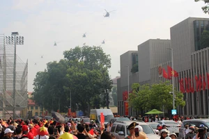 Hàng vạn người dân tới 'check-in' và xem trực thăng bay tại Ba Đình 