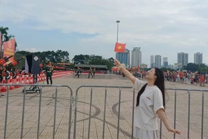 Người dân háo hức xem nghi thức bắn 21 phát đại bác mở màn Lễ Tổng duyệt diễu binh