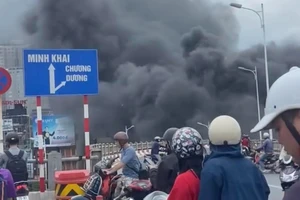 Vụ cháy bãi gửi xe dưới chân cầu Vĩnh Tuy: Kiểm tra an toàn kết cấu cầu