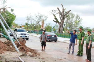 Công an giúp khắc phục hậu quả mưa bão tại Khu Di tích Kim Liên
