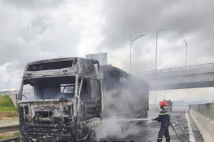 Xe đầu kéo bốc cháy ngùn ngụt tại nút giao cao tốc Bắc-Nam