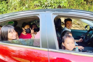 Lãnh đạo xã lái ô tô, công an và quân sự chèo đò đưa học sinh đến trường