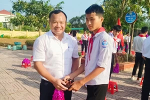 Nam sinh không ‘đóng thùng’ bị phó bí thư xã chú ý và cái kết ở lễ khai giảng