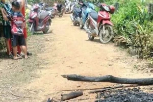 Vợ phát hiện chồng bị chết cháy trên đường