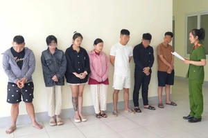 Trang trí phòng trọ như quán bar để tụ tập 'bay lắc'