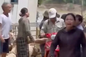 Phát hiện chồng bị ong đốt bên sông nhưng không kịp cứu