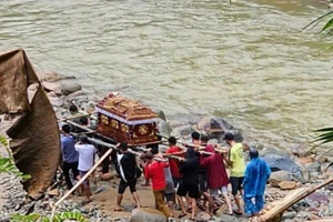 Người dân miền núi Nghệ An kết cây tre, gánh quan tài vượt suối