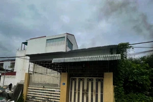 Công an cứu người đàn ông đi uống rượu về khóa trái cửa, mở van 3 bình gas