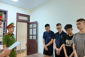 Đốt pháo hoa để bữa tiệc thêm vui và náo nhiệt, 4 người bị khởi tố 