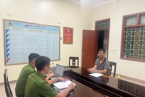 Tạm giữ hình sự người đàn ông bắt tài xế xe buýt quỳ và đánh bằng thắt lưng