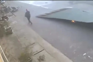Video lốc xoáy làm đổ xe máy, mái tôn bay xuống đường suýt trúng người đi đường