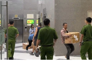 Công an huy động xe tải chở nhiều thùng tài liệu từ công ty của Shark Bình