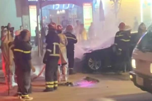 Ô tô Mercedes bốc cháy trên đường phố ở Hà Nội
