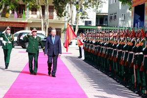 Tổng Bí thư Tô Lâm trao Huân chương Hồ Chí Minh cho lực lượng vũ trang Quân khu 4