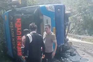 Lật xe khách, 3 người tử vong, 19 người bị thương