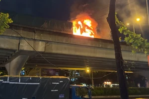 Hà Nội: Ô tô đầu kéo cháy dữ dội trên đường Vành đai 3