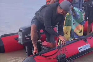 Vụ bố ôm 2 con nhảy cầu Bến Thủy: Tìm thấy thi thể nạn nhân cuối cùng 