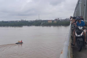 Gào khóc trên sông Lam tìm kiếm 3 bố con nghi nhảy cầu 