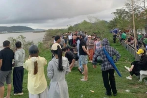 Vụ bố ôm 2 con nhảy cầu Bến Thủy: Tìm thấy thi thể 2 cháu bé trên sông Lam