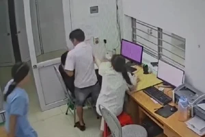 Xác minh vụ người đàn ông kẹp cổ, dọa chọc bút bi vào mắt nữ bác sĩ 