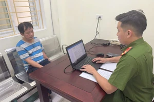 Tạm giữ hình sự người lái xe hơi hất văng Thiếu tá CSGT lên nắp capo