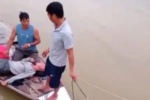  Người đàn ông uống rượu rồi nhảy cầu Bến Thủy được cứu sống 