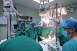 3 nhân viên y tế bị đâm trọng thương khi ngăn kẻ mang dao tấn công nhiều người 