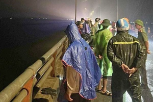 Người đàn ông nhảy cầu, chới với trên sông Lam