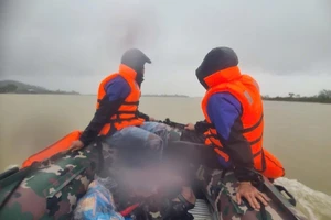 Người mẹ khóc ngất khi lực lượng cứu hộ đưa thi thể con trai dưới sông Lam lên