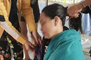 Lật thuyền khi đi đánh cá, người vợ bơi được vào bờ, chồng đang mất tích 