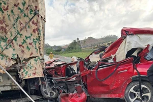 Xe 7 chỗ tông xe đầu kéo trên cao tốc, tài xế tử vong 