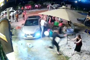 Tạm giữ hình sự 10 người trong vụ ô tô lao vào đám đông 