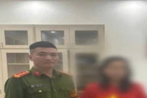 Giải cứu kịp thời 1 phụ nữ có ý định gieo mình xuống Hồ Tây