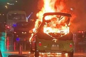 Ô tô cá nhân bốc cháy ngùn ngụt dưới trời mưa rét ở Hà Nội