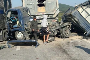 Clip ghi cảnh tai nạn liên hoàn 4 xe trên cao tốc Bắc - Nam