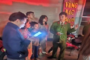 Giải cứu 2 người lớn và 3 trẻ em mắc kẹt trong vụ cháy nhà 5 tầng