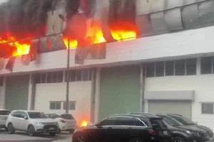 Cháy lớn nhà máy bia ở Hà Nội 
