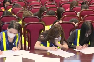 Tạm giữ 18 người liên quan quán karaoke có bóng cười, 'múa lửa'